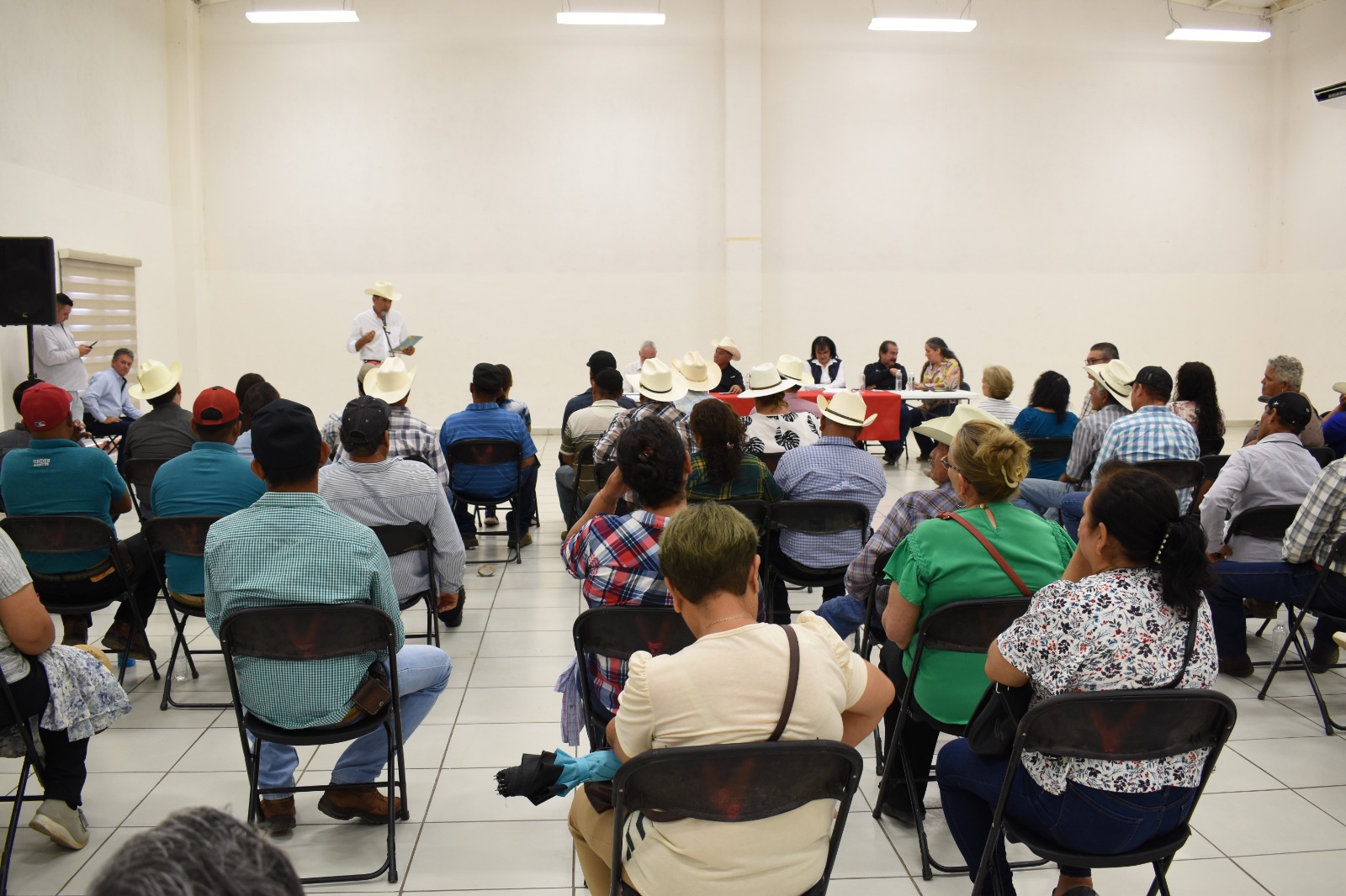 Reciben pequeños ganaderos de Álamos crédito del programa Estratégico de Protección Civil en Materia Hídrica